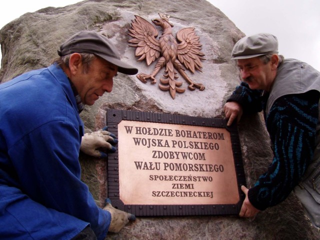 Rok 2007, szczecinecki rzeźbiarz Wiesław Adamski (z prawej) montuje nowa tablicę i orła na pomniku Zdobywców Wału Pomorskiego