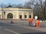 Przed zabytkową bramą parkową zaczął się montaż słupków. Auta już tam nie postawisz [ZDJĘCIA]