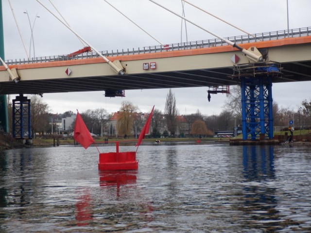 Przepływ Brdą pod Mostem Uniwersyteckim w Bydgoszczy jest nadal z obu stron zamknięty. Wodniacy będą mogli ponownie tędy przepływać dopiero na wiosnę