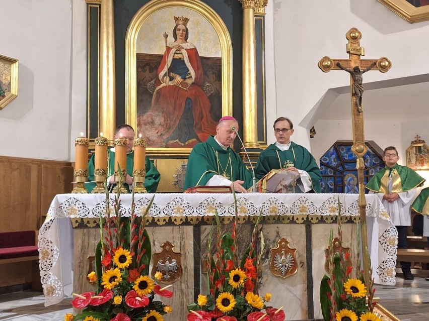 Bierzmowanie w parafii świętej Jadwigi Królowej w Radomiu. Mszy przewodniczył biskup Marek Solarczyk