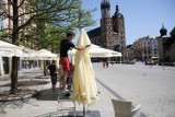 Kraków. Rynek Główny zaczyna przypominać ten sprzed pandemii. Ogródki wracają po ponad pół roku! Gastronomia czeka na otwarcie. Zdjęcia