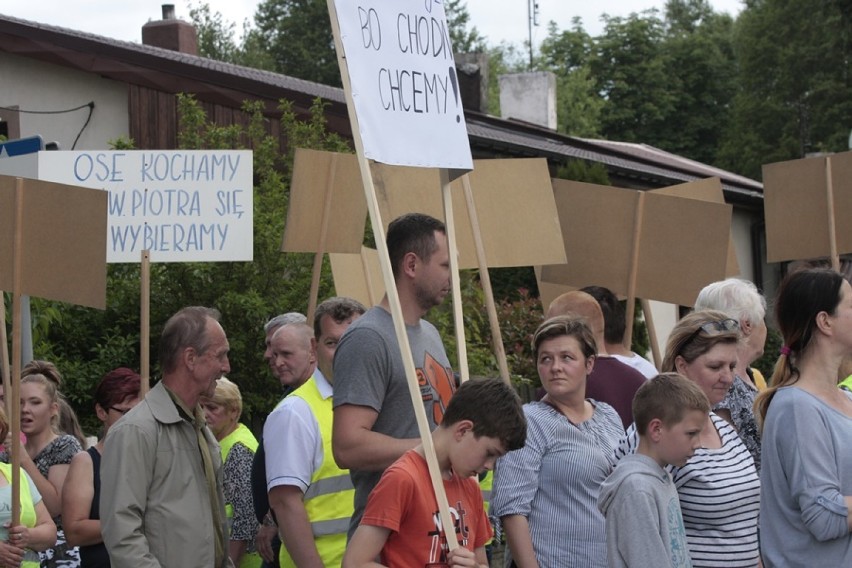 Blokada drogi krajowej nr 25 w Ose w gminie Międzybórz (GALERIA)