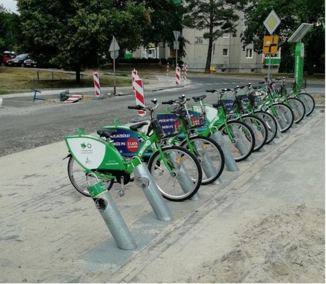 Na os. Śląskim w Zielonej Górze, w miejscu parkingowym usytuowano stację z rowerami miejskimi. Mieszkańcy mówią, że to marnotrawstwo miejsc postojowych