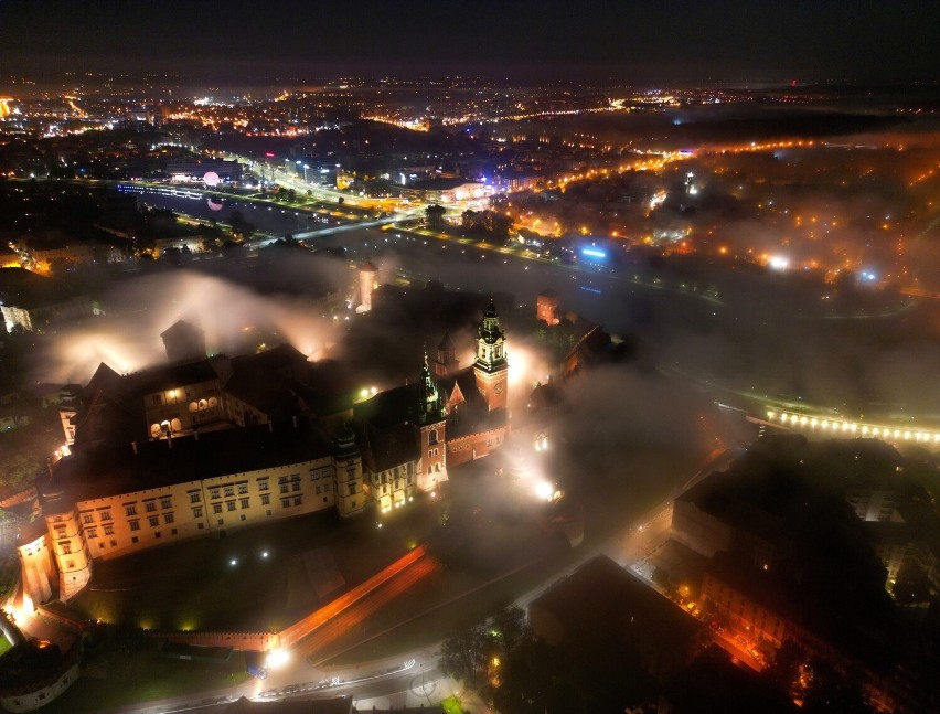 Magiczne zdjęcia nocnego Krakowa i Wawelu. Miasto jak ze snu, spowite mistyczną mgłą. Zobacz zdjęcia naszej Czytelniczki