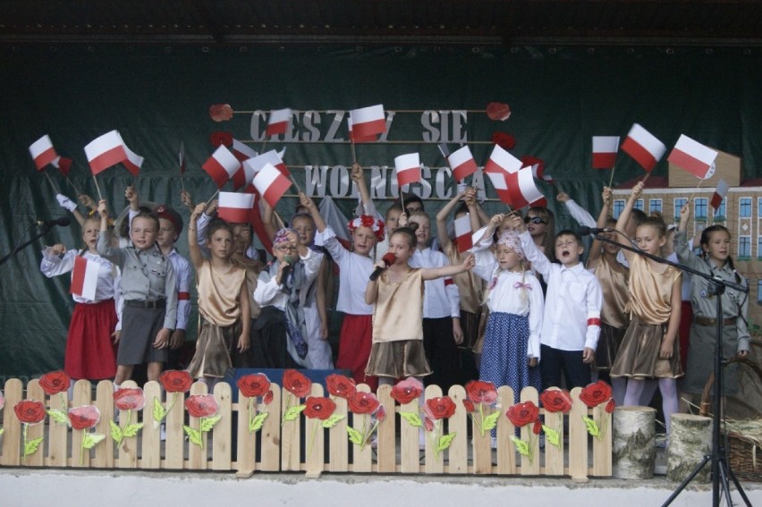 Społeczność Szkoły Podstawowej w Słocinie w spektaklu "Cieszmy się wolnością" [GALERIA ZDJĘĆ]