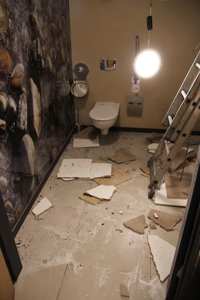 Najpierw totalna demolka, potem wędrówka pod sufitem. Sceny jak z Mission impossible rozegrały się w toalecie na stacji paliw w Skarżysku!