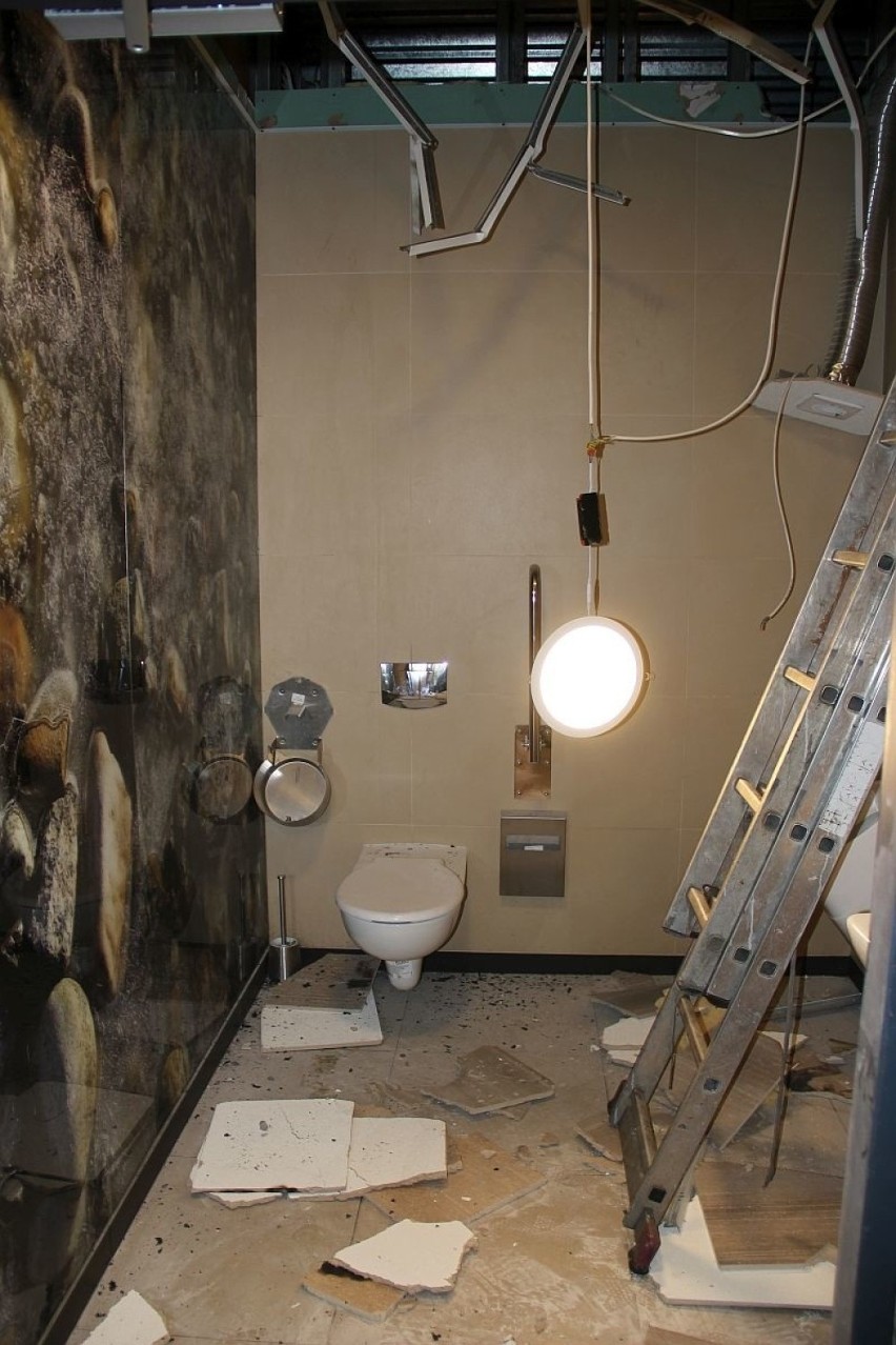 Najpierw totalna demolka, potem wędrówka pod sufitem. Sceny jak z Mission impossible rozegrały się w toalecie na stacji paliw w Skarżysku!