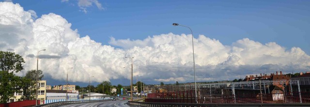 Malowniczo, ale i złowrogo wyglądały chmury wypiętrzone nad malborskimi Piaskami. Zdjęcie wykonane w sobotę (14 lipca), ok. godz. 18.30. W tym czasie w ościennym powiecie sztumskim "szła" trąba powietrzna.