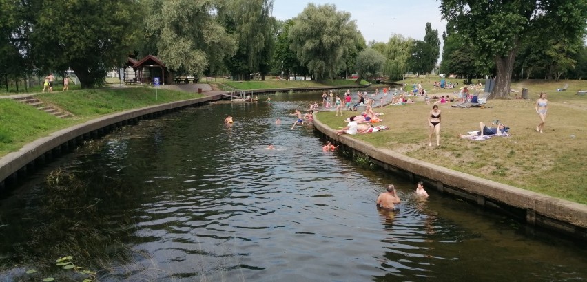 Kąpielisko w Pruszczu Gdańskim nad Radunią przyciągnęło mieszkańców. Gdzie jeszcze można się kąpać |ZDJĘCIA