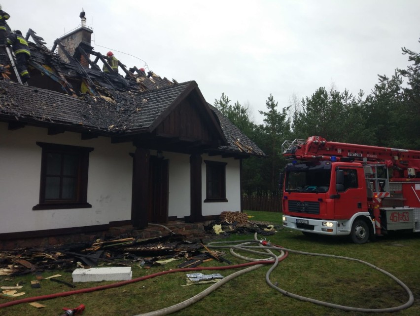 Pożar domu we wsi Frącki (gm. Giby). Ogień strawił dach [Zdjęcia]