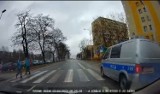 W Kielcach radiowóz wjechał na pasy, choć byli na nich piesi. Film trafił do sieci