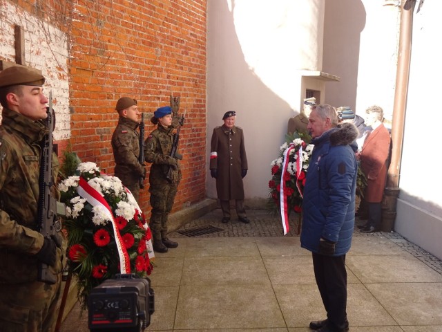 Uroczystość złożenia wieńców pod murem straceń przy dawnym więzieniu Urzędu Bezpieczeństwa w Kielcach