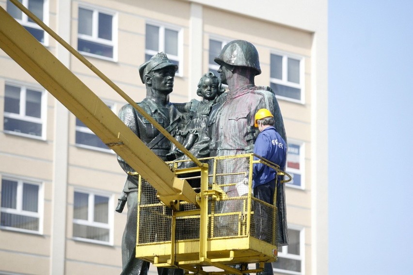 Czerwona farba na pomniku w Legnicy (FOTO)