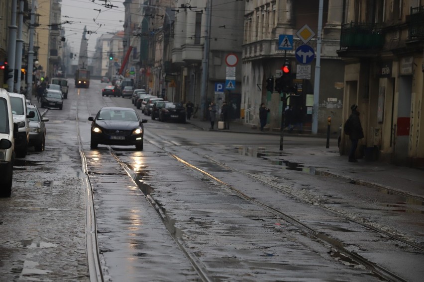 Remont na Legionów w Łodzi. Kierowcy muszą uważać na utrudnienia: będą zawężenia jezdni. ZMIANA TRAS MPK tramwajów i autobusów 12.08.2021