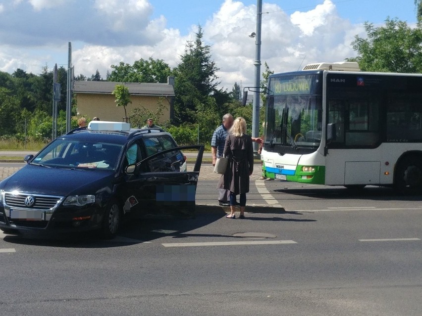 Taksówka i autobus zderzyły się na Arkońskiej [ZDJĘCIA]