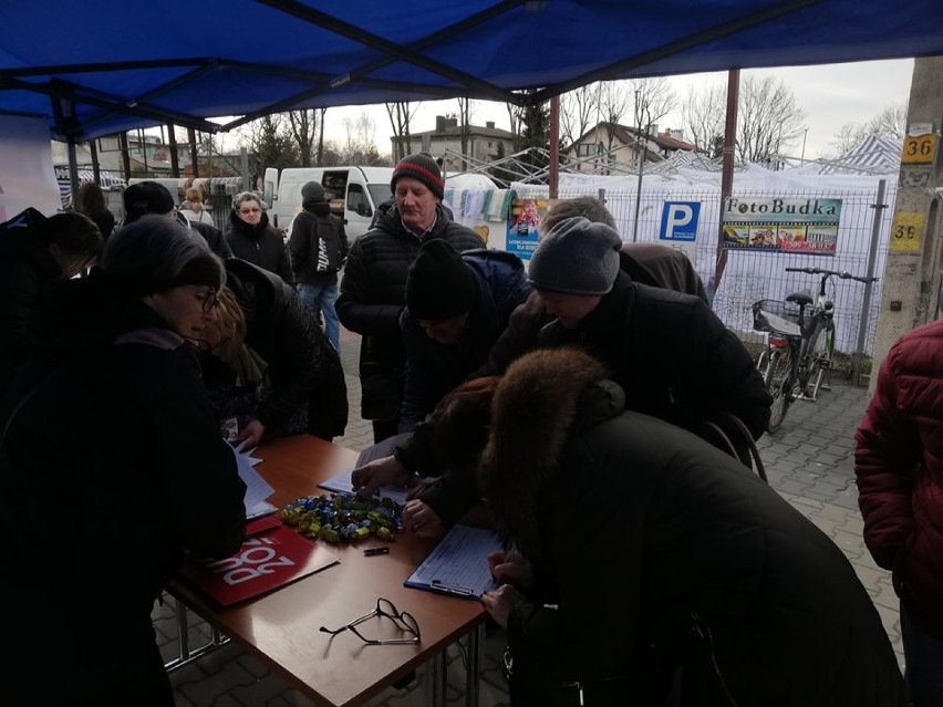 Wybory Radomsko 2020: Kolejny dzień zbierania podpisów na miejskim targowisku