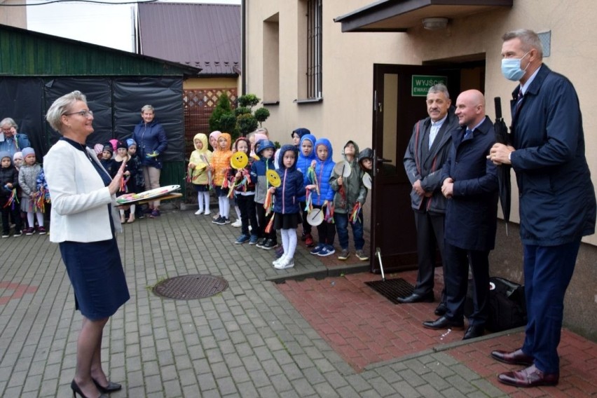 Nowoczesny plac zabaw otwarto w środe dla Malikowie w Kielcach. Mimo złej pogody dzieci natychmiast opanowały urządzenia 