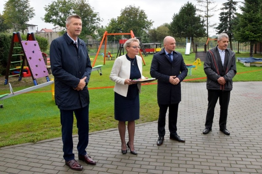 Nowoczesny plac zabaw otwarto w środe dla Malikowie w Kielcach. Mimo złej pogody dzieci natychmiast opanowały urządzenia 