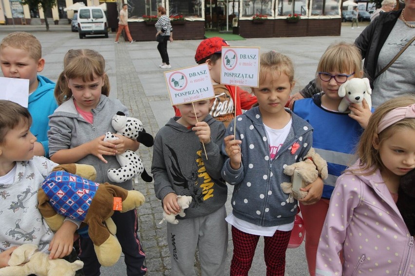 W Chełmnie dzieci apelowały o sprzątanie po psach