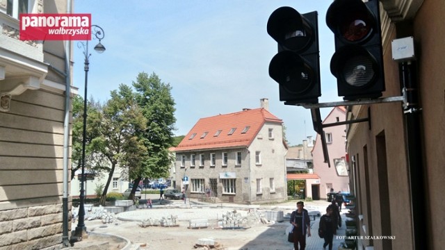 Zainstalowano sygnalizację przy rondzie budowanym pomiędzy ulicami Limanowskiego i 1 Maja. Będzie uruchamiana drogą radiową przez czujniki zainstalowane w autobusach komunikacji miejskiej.
