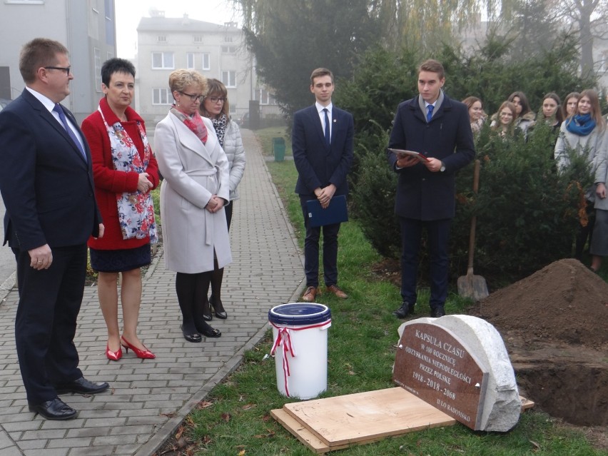 Radomsko: uczniowie II LO zakopali kapsułę czasu na 100-lecie odzyskania niepodległości [ZDJĘCIA, FILM]