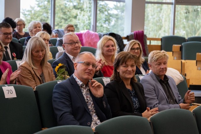 Uroczystość nagrodzenia jastrzębskich nauczycieli odbyła się w sali obrad Rady Miasta.