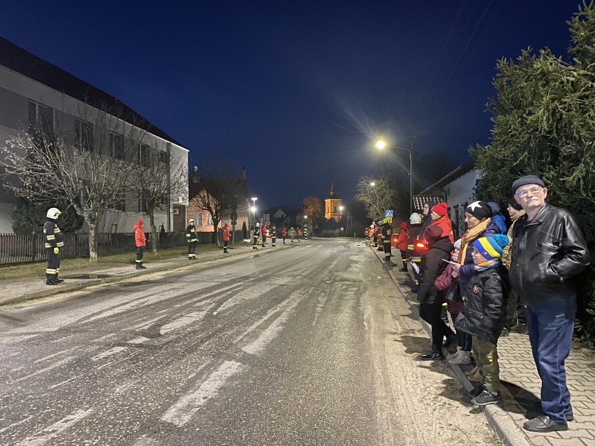 Strażacy z Ochotniczej Straży Pożarnej w Kwilczu cieszą się...