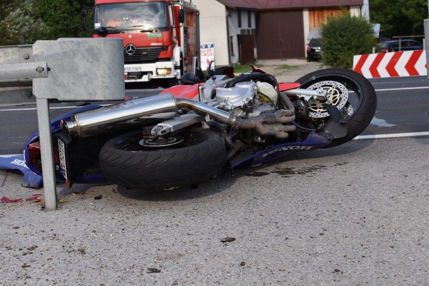 Wypadek na DK 28. Motocyklista najechał na tył osobowego peugeota