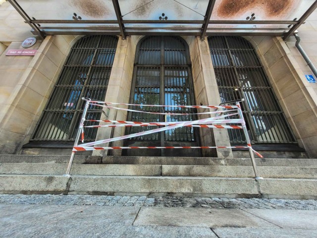 Główne drzwi Sądu Rejonowego w Słupsku zostały odgrodzone taśmą, ale zarówno pracownicy, jak i klienci sądu wchodzą bocznym wejściem, które zostało tymczasowo udostępnione.