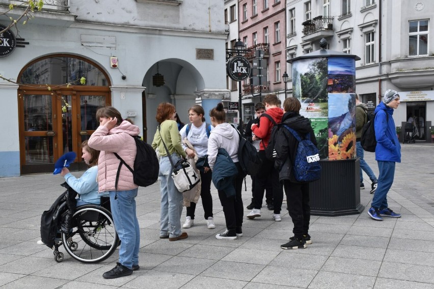 Światowy Dzień Świadomości Autyzmu w Kaliszu. Niebieski korowód przeszedł ulicami miasta. ZDJĘCIA