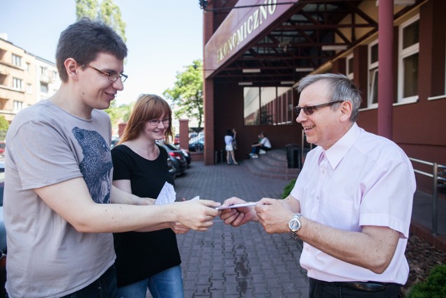 Michał Przybylski i Patrycja Chrzanowska z grona doktorantów Instytutu Socjologii UŁ wzięli udział w akcji rozdawania ulotek KKHP. Ulotkę dostał m.in. prof. Krzysztof Konecki