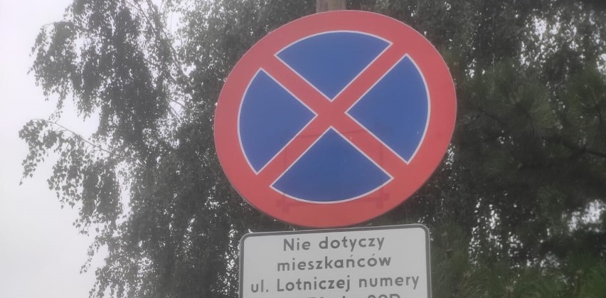 Mieszkańcy ulicy Lotniczej mogą zostawiać pojazdy w pasie drogi, ale pod czasowym warunkiem...