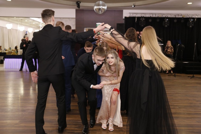Studniówka ZS CKU Konin 2023. Maturzyści zatańczyli poloneza w restauracji „ Biały Dwór ” [FOTO i WIDEO]
