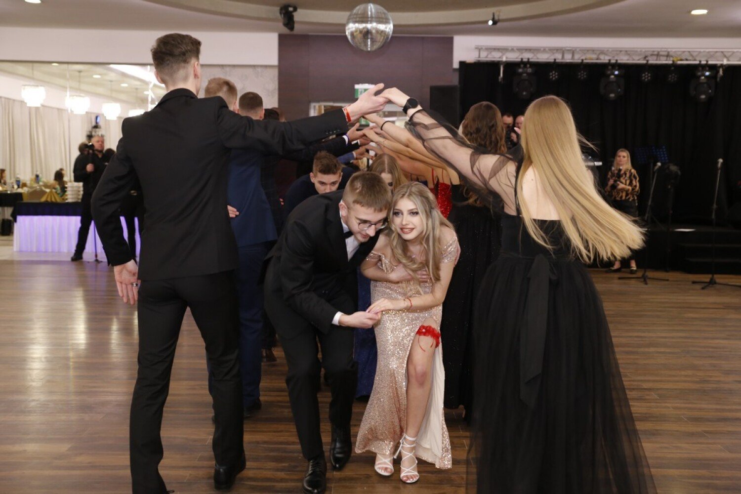 Studniówka ZS CKU Konin 2023. Maturzyści zatańczyli poloneza w