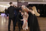 Studniówka ZS CKU Konin 2023. Maturzyści zatańczyli poloneza w restauracji „ Biały Dwór ” [FOTO i WIDEO]