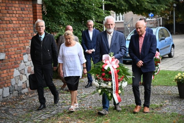 W 43. rocznicę założenia Niezależnego Samorządnego Związku Zawodowego „Solidarność” i podpisania Porozumień Sierpniowych w 1980 roku dawni działacze opozycyjni, przedstawiciele władz samorządowych i duchowieństwa złożyli kwiaty pod tablicą „Solidarności” na Murze Pamięci przy kościele p.w. Ścięcia Św. Jana Chrzciciela w Pleszewie