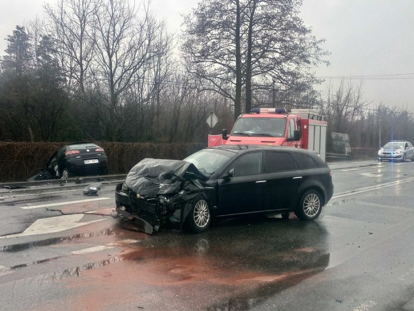 Tragiczny wypadek w Wieluniu. Na Warszawskiej zginął 63-letni kierowca seata [ZDJĘCIA]