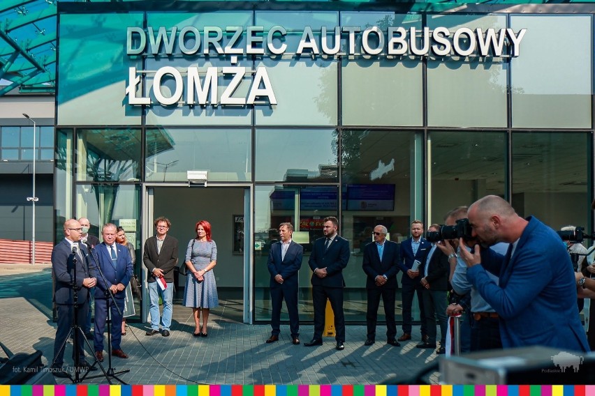 Łomża. Uroczyste otwarcie dworca autobusowego. Marszałek Artur Kosicki wręczył włodarzom miasta symboliczny czek na 30 mln zł [ZDJĘCIA]