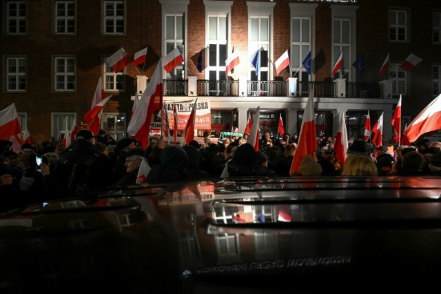 ”Protest Wolnych Polaków” przed Pomorskim Urzędem Wojewódzkim. Poseł Kacper Płażyński: "Chcemy wielkiej, silnej, suwerennej Polski"