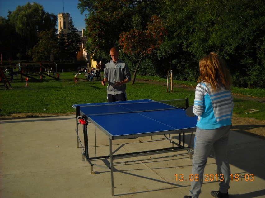 Z siłowni, placu zabaw i stołu do tenisa w Kaźmierzu...