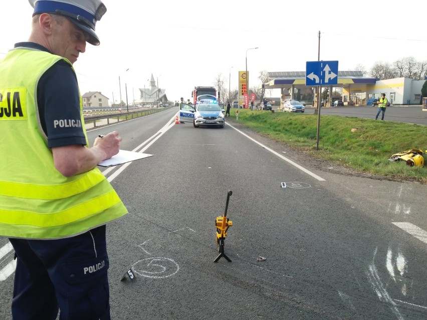 Wypadek w Szczytnikach. Motocykl zderzył się z ciężarówką