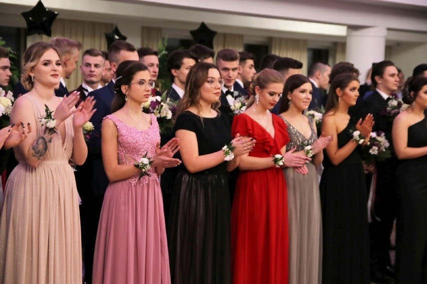 W tych sukniach wieluńskie maturzystki lśniły na studniówkach. Stylizacje z lat 2020-2023