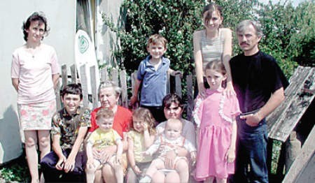 Roman Osuch z mamą Stefanią, żoną Jolantą i dziećmi &amp;#8211; Joanną, Mateuszem, Katarzyną, Wiolettą, Piotrusiem, Olgą, Tomkiem i Arkadiuszem.