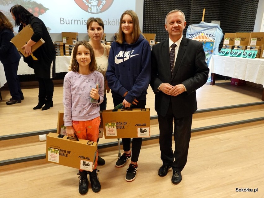 107 uczniów szkół podstawowych i średnich z gminy Sokółka otrzymało laptopy