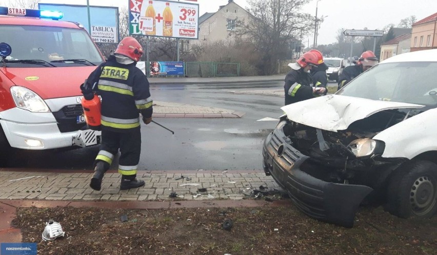 Wypadek we Włocławku. Zderzenie volkswagenów, 4 osoby poszkodowane [zdjęcia, wideo]