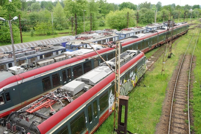 Kraków. Pociągi niszczejące na bocznicy w Bieżanowie przejdą modernizację [ZDJĘCIA]