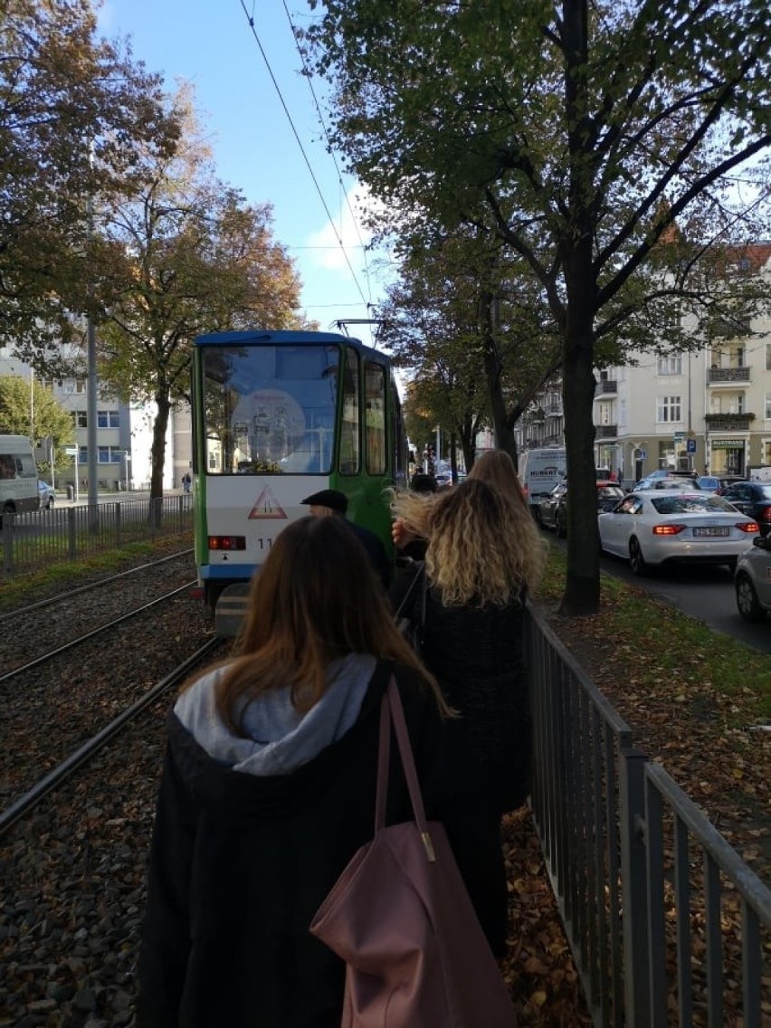 Samochód wjechał w tramwaj na ul. Krzywoustego 