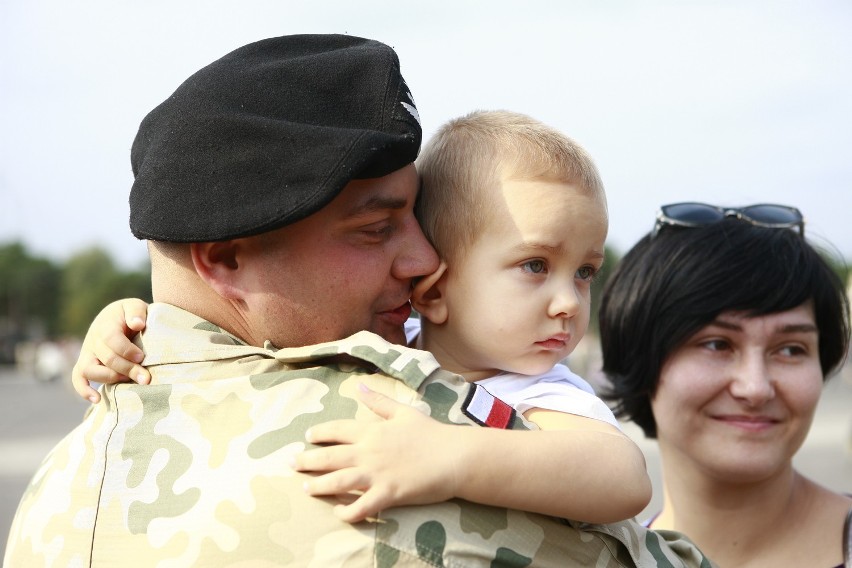 Świętoszów: Uroczyste pożegnanie żołnierzy lecących do Afganistanu (ZDJĘCIA I FILMY)