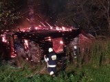 W nocy w Hucie Brzuskiej w powiecie przemyskim spalił się drewniany dom. W akcji OSP Bircza, OSP Sufczyna i PSP Przemyśl [ZDJĘCIA]