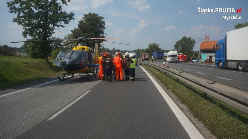 Wypadek na DK 1 w Koziegłowach: Zderzyły się cztery pojazdy, 3 osoby został ranne. Lądował helikopter LPR [ZDJĘCIA]